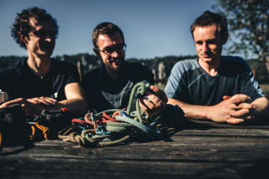 Adam Ondra, Will Bosi a Pete Whittaker přežili Adršpach a vyzkoušeli tam pár legendárních cest