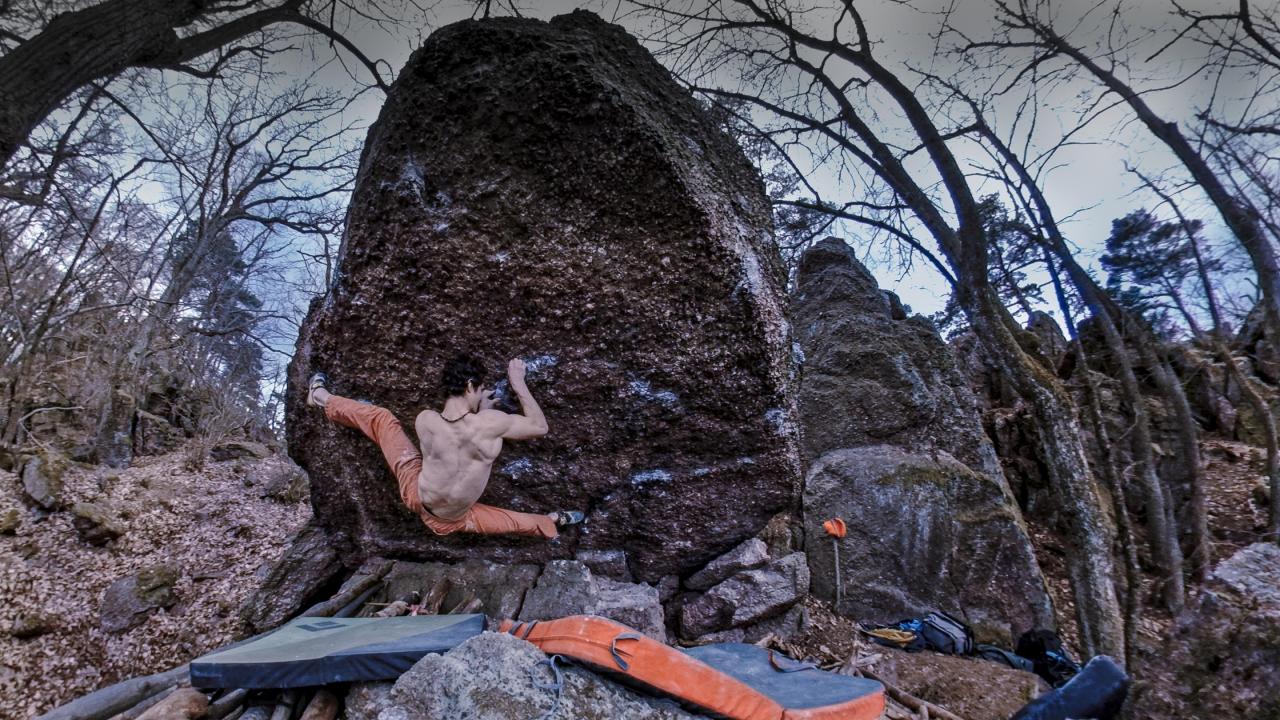 Outdoor Boulder Problem 8B Flash